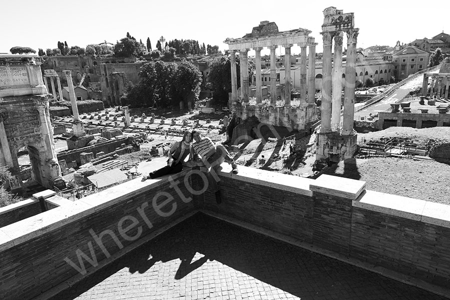 Image of a couple at the Roman Forum