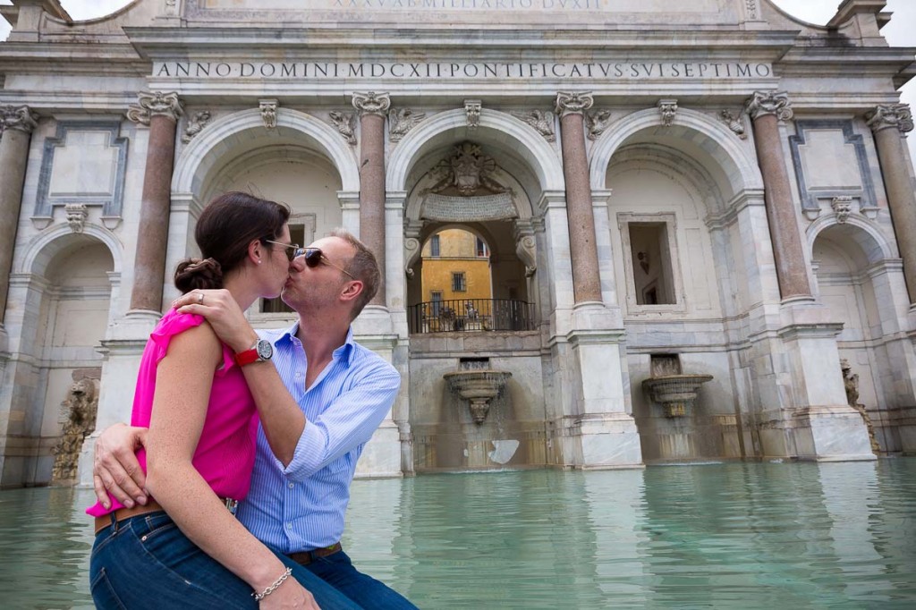 Couple kissing by the Gianicolo fountain 