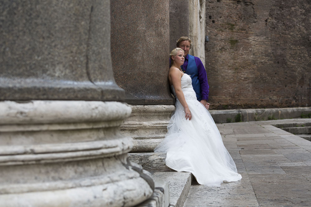 Newlyweds at the Pantheon. Destination wedding in italy.