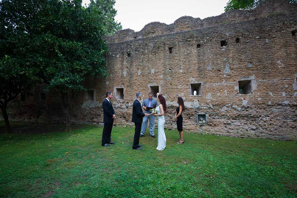 The symbolic wedding photographed in Parco degli Aranci.