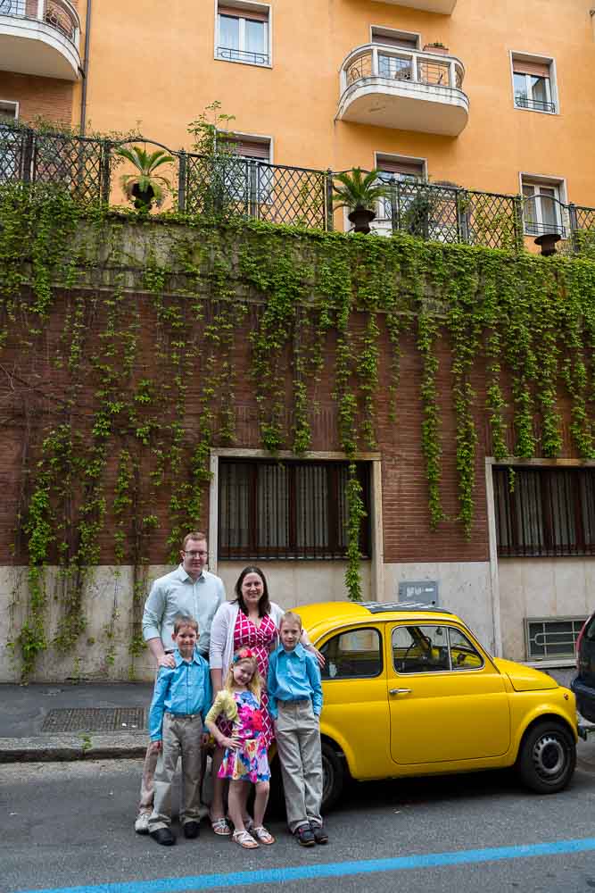 Family pictures portrait by a yellow fiat 500 car