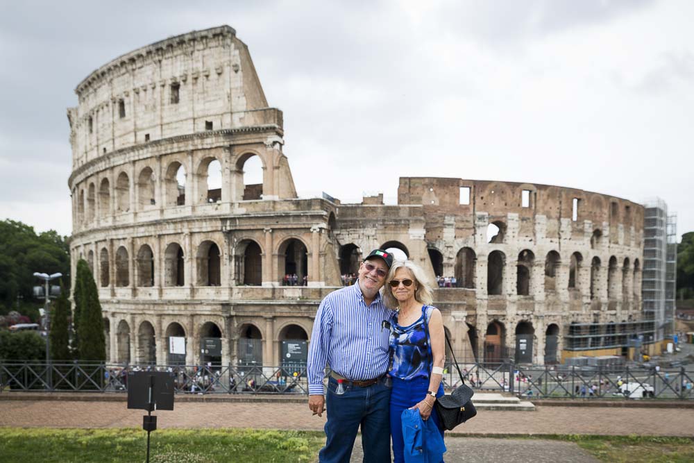 Portrait picture of a couple visiting the Colosseum