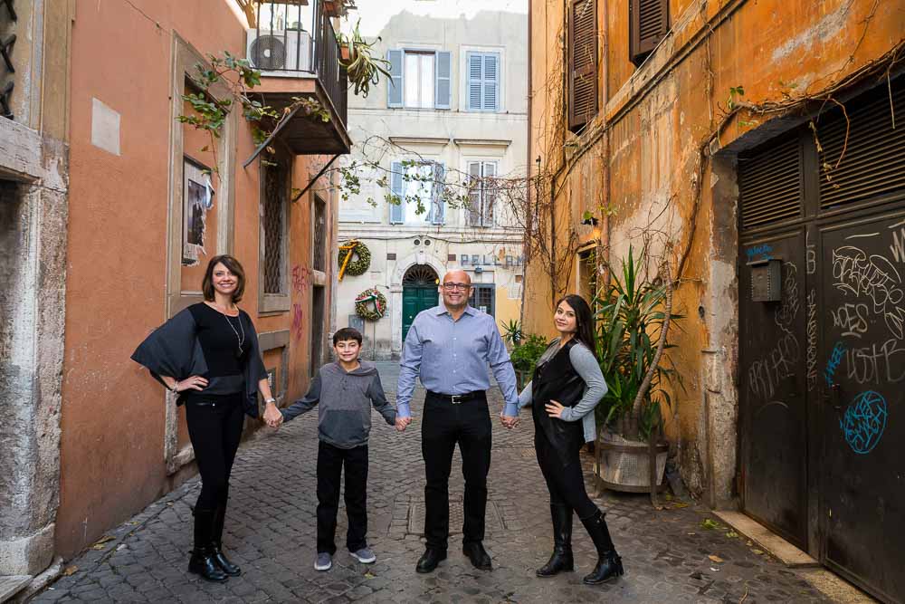 Family posing before a photo session in characteristic roman alleyways