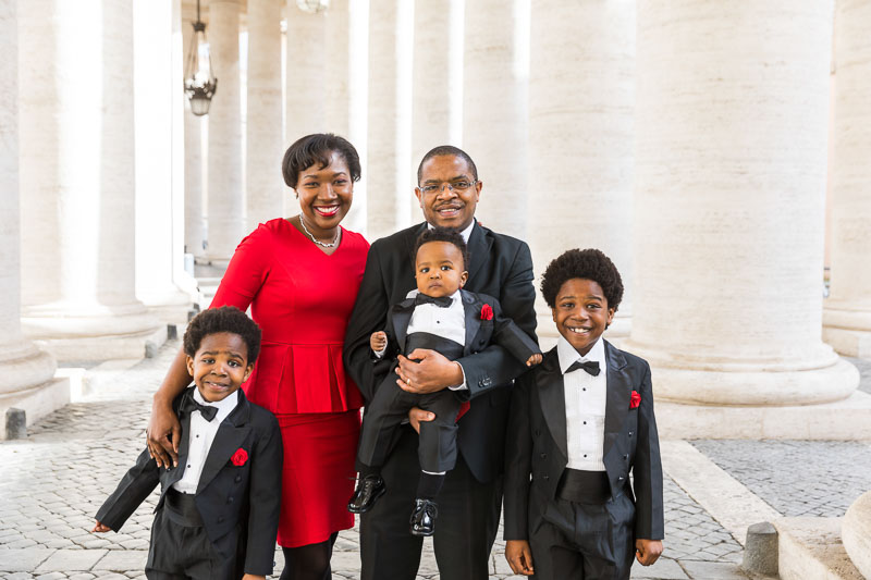 Family group photo session under the Vatican columns